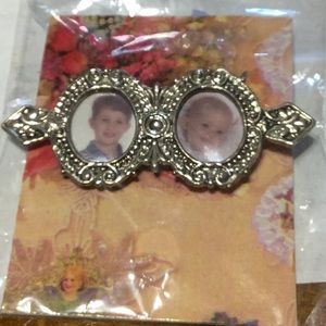Silver tone double picture pin